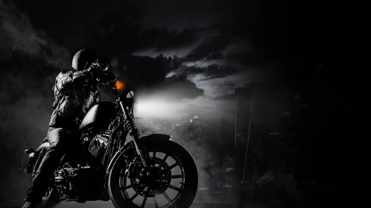 Motociclista em uma estrada, imagem da linha Ripper